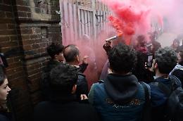 Torino sotto pressione nel “No Meloni Day”: cortei, scontri e binari occupati, la condanna della politica