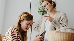 Adolescenti: non si fidano più degli adulti? Chiedono aiuto all’IA per tristezza, ansia e scelte di vita