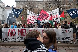 No Meloni Day e Fridays for Future incendiano l’Italia: scontri, binari invasi e fantocci bruciati nella rivolta studentesca da Nord a Sud
