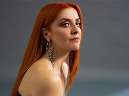 Noemi trasforma la nostalgia in cura: concerto intimo al Teatro Concordia di Venaria