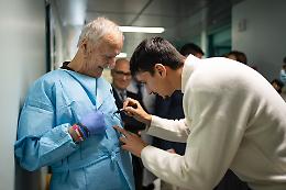 Sonego porta il tennis negli ospedali: al Regina Margherita e a Candiolo una giornata di cura, sport e umanità durante le ATP Finals