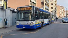 Preso a cinghiate sull'autobus: pendolare pestato per aver difeso due ragazze
