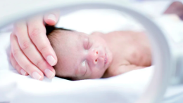 Dai mille grammi alla laurea: i “bambini piuma” che raccontano la forza della vita