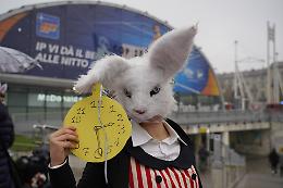 Il Bianconiglio protesta a Porta Susa: “COP2025, siamo 1.5°C di ritardo”