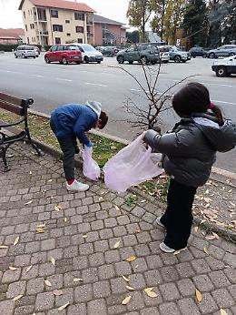 Due bambini ripuliscono Favria mentre gli adulti la sporcano: la lezione civile che il paese non può più ignorare