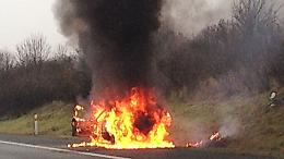 Auto si cappotta e prende fuoco all’alba: giovane donna muore sulla Provinciale 422