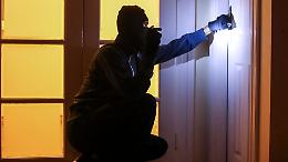 Tre incappucciati in casa: a Ozegna proprietario ferito alla testa e banda in fuga su un’auto fantasma