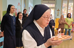 Novantacinque anni di dedizione e gentilezza: Ciriè festeggia Suor Mariangela