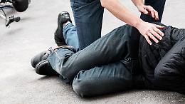 Diverbio si sposta in strada: auto travolge tre persone prima di fuggire