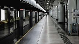 Ragazza data alle fiamme in metro: un’aggressione che sconvolge la Blue Line