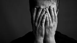 In Italia non serve bere per finire sotto un ponte: basta perdere il lavoro a 50 anni