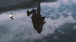 Si lancia dal settimo piano a Venaria: un gesto improvviso sconvolge corso Puccini