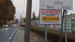 Dopo i "trasferelli", arrivano i cartelli per proteggere i ciclisti. Ma le piste ciclabili quando si vedranno per davvero?