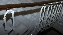 Turista americano precipita nella tromba delle scale: muore sul colpo