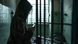 Carcere “Lorusso e Cutugno”: scoperto un detenuto con telefono e caricabatterie nascosti