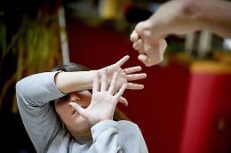 Notte di paura in un bar di Torino: una 23enne denuncia abusi nel bagno del seminterrato