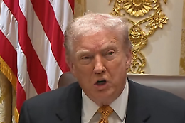 Trump alza il mirino sul Messico: “Attaccherò le narcolance”. La portaerei diventa un messaggio di guerra