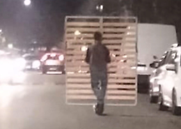 Rete del letto agganciata al monopattino: il trasloco fai-da-te più assurdo dell’anno