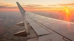 Hanno pagato per fuggire da Gaza e sono rimasti prigionieri su un aereo: il charter della vergogna a Johannesburg