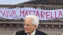 Striscione “Viva Mattarella” riappare in piazza San Carlo dopo le tensioni tra Governo e Quirinale