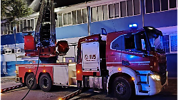 Incendio nella notte a Torino nord: fiamme sul tetto di un capannone industriale durante i lavori
