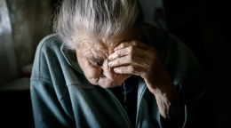 Scaglia una sedia contro la madre, arrestato un 43enne di Vinovo