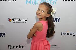 A soli 6 anni Aurora porta l’Italia sul palco della finale europea del Tour Music Fest 2025, categoria Baby Junior 