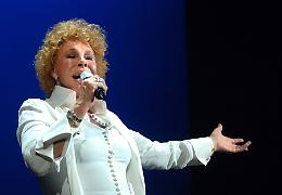 È morta Ornella Vanoni, mito assoluto della musica italiana: stroncata da un malore nella sua casa di Milano a 91 anni