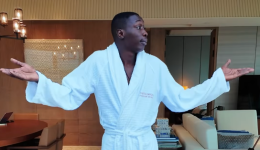 Khaby Lame conquista Hong Kong: il “fratello senza parole” diventa ambasciatore globale della città