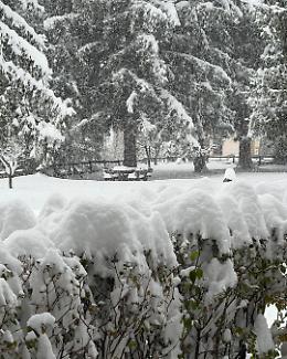Val d’Aosta travolta dalla neve: fiocchi fino al fondovalle e notte sotto un fronte freddo in rapido rinforzo