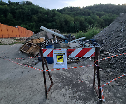 Parcheggi inutilizzabili e rifiuti dell'alluvione abbandonati da 7 mesi: è scontro a Lauriano