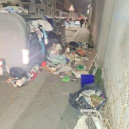 Torino sommersa dai rifiuti: telecamere inutili e marciapiedi impraticabili