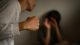 Nel giorno contro la violenza sulle donne lui la massacra di botte: orrore a Ivrea