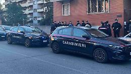 Momenti di panico in via Vanchiglia: un 39enne in escandescenze lancia un bilanciere dalla finestra e aggredisce i carabinieri