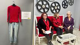 Una città che si interroga sulla violenza contro le donne: la mostra “Com’eri vestita?” apre a San Mauro