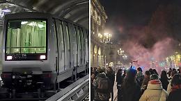 Aggressione in metro a Torino: fotografo colpito durante il corteo di "Non una di meno"