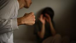 Tre minori abusati per anni dal compagno della madre: la figlia più grande racconta tutto e porta a una condanna devastante