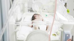 Neonata trovata con la testa nell’acqua del water: la madre portata in carcere