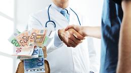 Sanità sempre meno pubblica: il privato vola mentre 1 euro su 4 lo pagano le famiglie