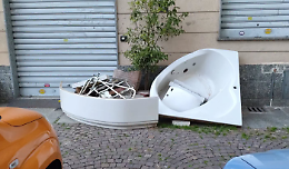Vasca piena di rifiuti scaricata in strada: il quartiere torinese affonda sempre più nel degrado
