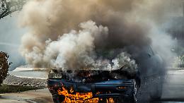 Auto in fiamme a Beinasco: attimi di caos vicino alla tangenziale