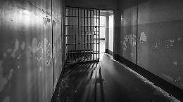 Orrore nel carcere di Cuneo: detenuto disabile violentato per tre giorni dal compagno di cella