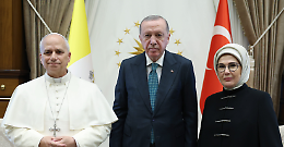 Nel cuore del potere turco, il Papa che cammina sul tappeto degli altri