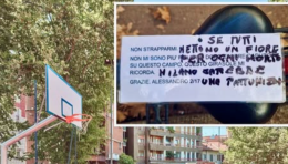 Lascia i fiori sul campo da basket dov'è morto il figlio a 15 anni, qualcuno li strappa da mesi. E' l'abisso della crudeltà