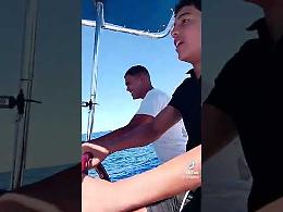 Sette ragazzini e una barca rubata: la nuova rotta che travolge il Mediterraneo