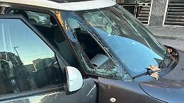 Auto sfondata con un tombino in via Martorelli: così un quartiere intero vive ostaggio del degrado