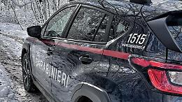 Entra nei negozi e nelle case poi aggredisce i carabinieri: 18enne bloccato e cacciato dal Comune