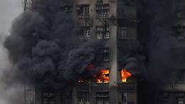 L'inferno di Hong Kong: ponteggi di bambù e reti protettive in polistirene. Ora si contano i morti