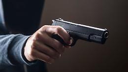 Lite davanti al supermercato di Leini, punta una pistola contro una donna e si finge carabiniere: 65enne denunciato