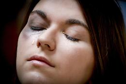 Moncalieri sconvolta, due adolescenti accusati di violenza su una coetanea fragile: nel provvedimento spunta un video ritenuto decisivo